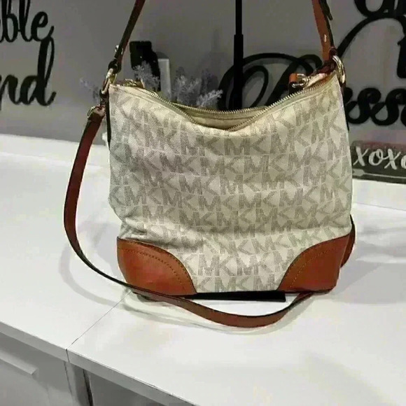 Michael Kors Medium FALLON Messenger Bag Vanilla Acorn - Picture 2 of 3